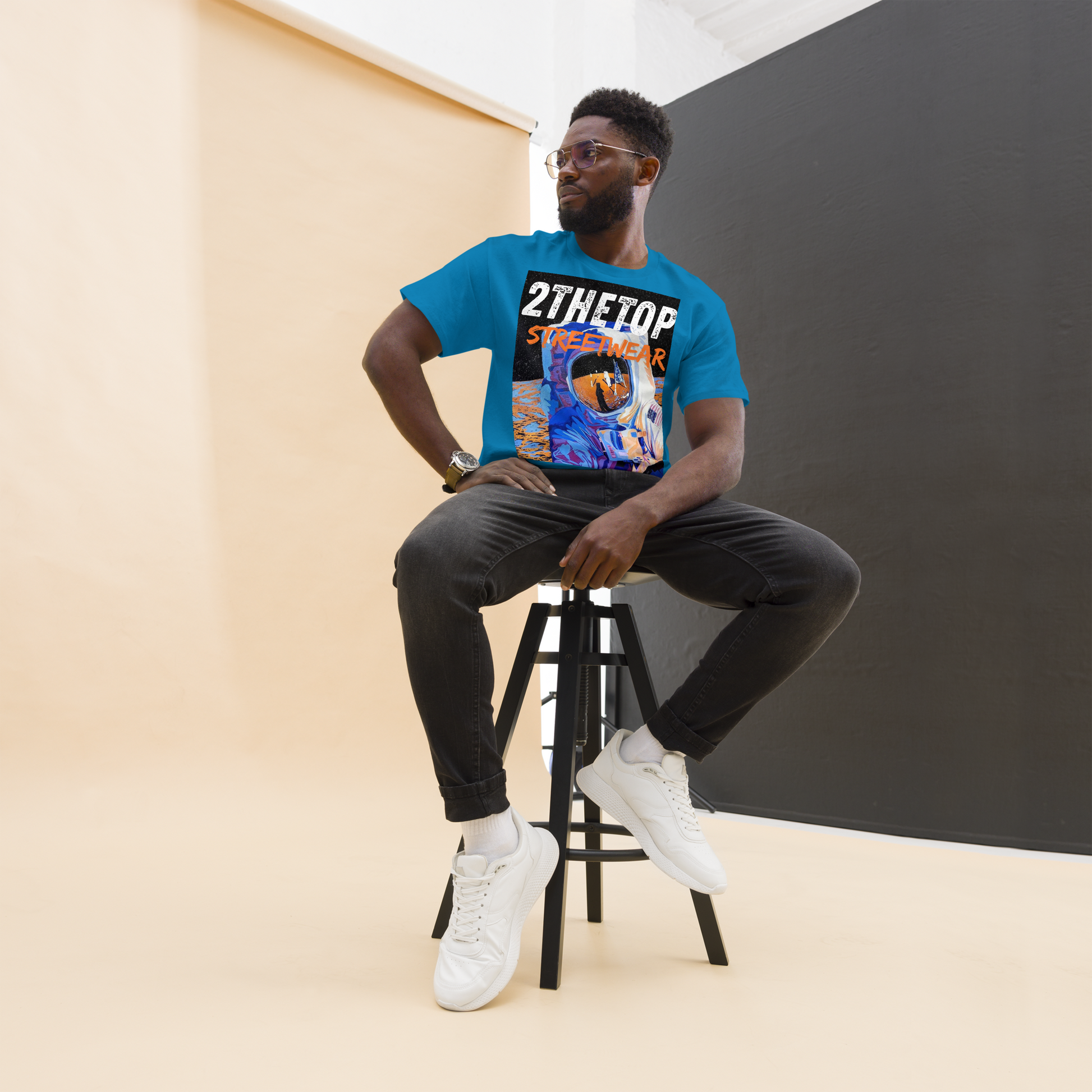 Graphics t-shirt with bold astronaut design for streetwear style